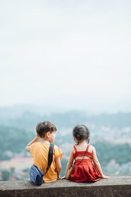 enfants écoutant avec un casque